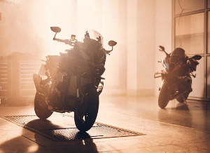 Zwei Motoräder in der Garage